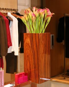 Gucci shop dekoráció magas vázában kálák