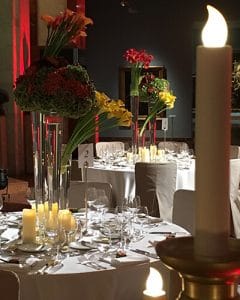 Table decoration with callas - tall decoration in glass vases