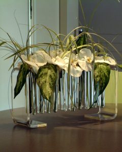 Letisztult dekoráció kémcsöves vázában asztalon