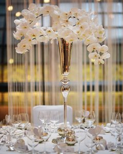 Esküvői asztaldekor ezüst serlegben orchideákból