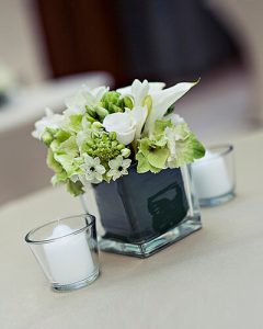 Klasszikus fehér koktéldísz kocka üveg vázában, mécsesekkel