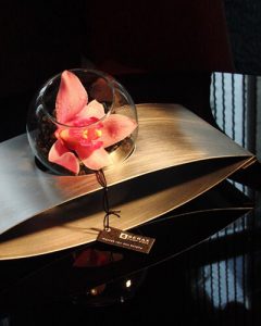 Orchidea design fémvázában