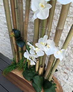 Lakásdíszítés mű bambusszal és mű orchideával