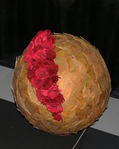 Lakásdíszítés tartós dekorációval - leveles rózsagömb
