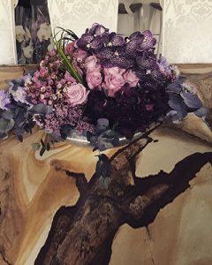 Buja lila virágtál családi ház márványasztalán
