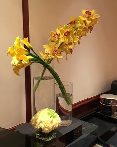 Orchidea és kála sárga büfédísz modern kompozícióban