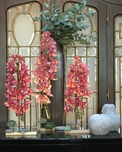 Cymbidium orchideák kőalmákkal a recepción