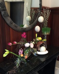Húsvéti szálloda dekoráció vegyes virágokból