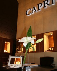 Üzletdekoráció Caprice ékszerszalon - fehér liliom
