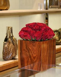 Üzletdekoráció a Gucci üzletében vörös rózsákból