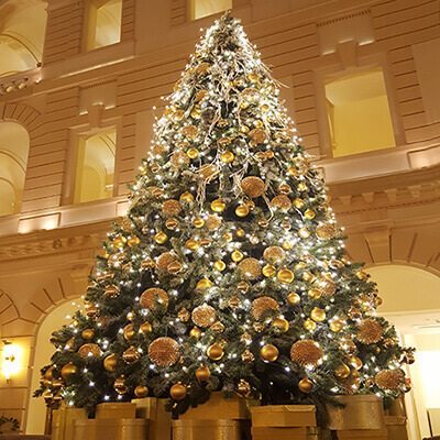 Ünnepi hoteldekoráció karácsonyfa